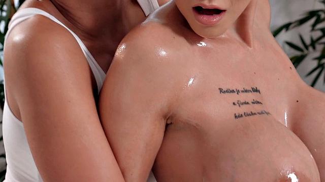 лесбийские милфы с большими сиськами трутся друг о друга на массаже