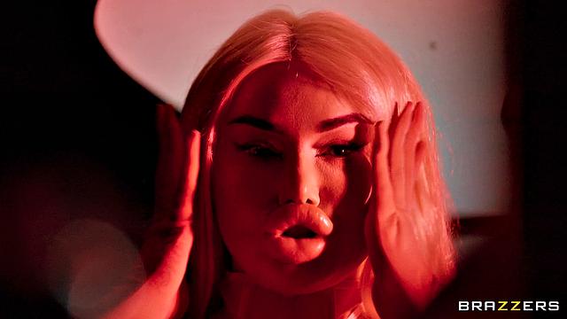 Доктор решил испытать новую секс-куклу, а она вдруг захотела его трахнуть сама - ну кто тут теперь искусственный интеллект?