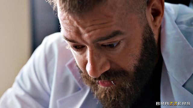 Доктор решил испытать новую секс-куклу, а она вдруг захотела его трахнуть сама - ну кто тут теперь искусственный интеллект?