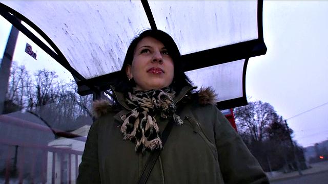 брюнетка милфа сосёт и трахается за аренду с незнакомцем на улице