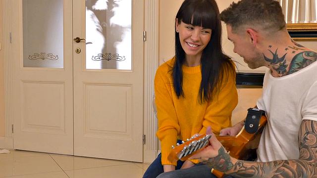 смотри, как саша колбри трахается на диване и получает по полной