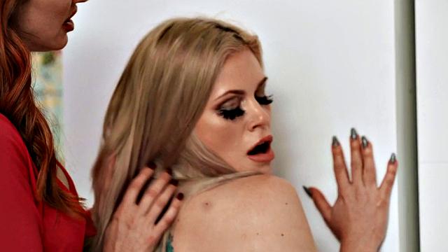 Rough les queening and scissoring subject in couple