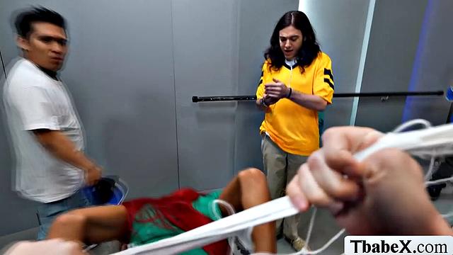 Фанат на стадионе трахает в жопу транссексуалку из службы охраны, Лола Морена и Adira Allure участвуют в деле.