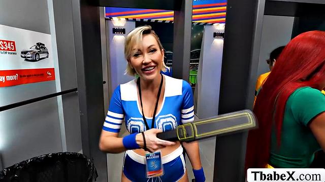 Фанат на стадионе трахает в жопу транссексуалку из службы охраны, Лола Морена и Adira Allure участвуют в деле.