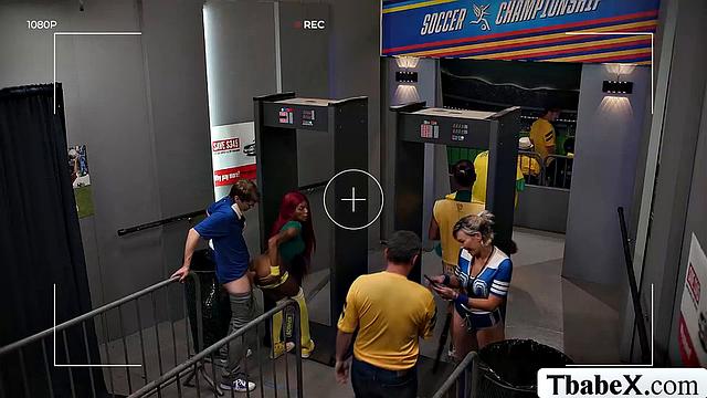 Фанат на стадионе трахает в жопу транссексуалку из службы охраны, Лола Морена и Adira Allure участвуют в деле.