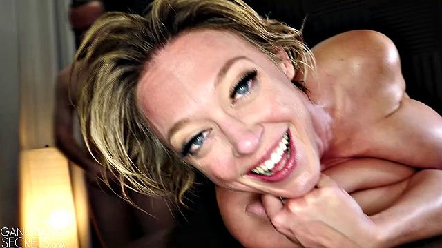 Дикий групповух с Дии Уильямс: зрелая звезда жадно слизывает сперму с пола!