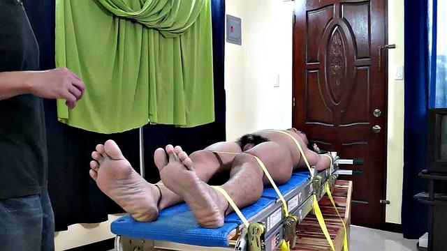 азиатский красавец извивается от смеха, когда щекочут его гладкие ступни