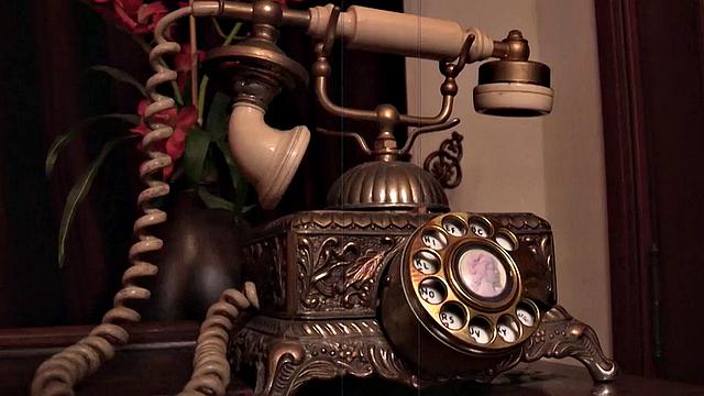 Rimming lez MILF gaps Asian asshole with speculum for voyeur