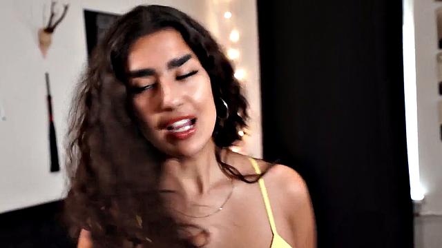 Cute 21yo GF gives amateur POV oral in homemade scene