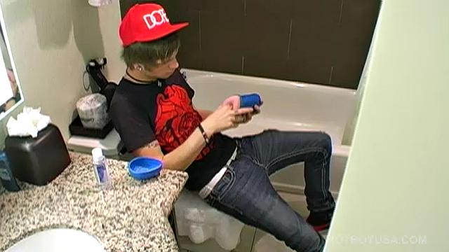 Робби Каллахан развлекается в душе, пока его подружка даже не догадывается