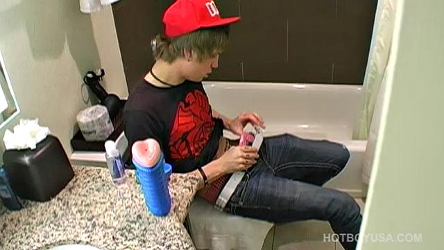 Робби Каллахан развлекается в душе, пока его подружка даже не догадывается