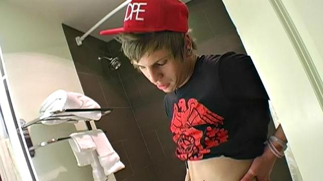 Робби Каллахан развлекается в душе, пока его подружка даже не догадывается