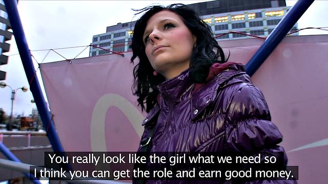 брюнетка сама себя сняла в главной роли и трахнулась на природе