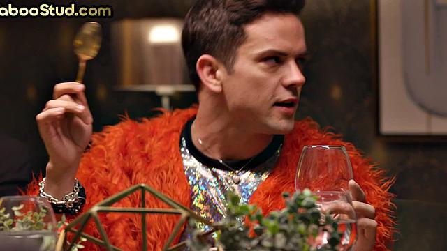 Татуированный красавчик сосёт брату на свежем воздухе и глотает сперму