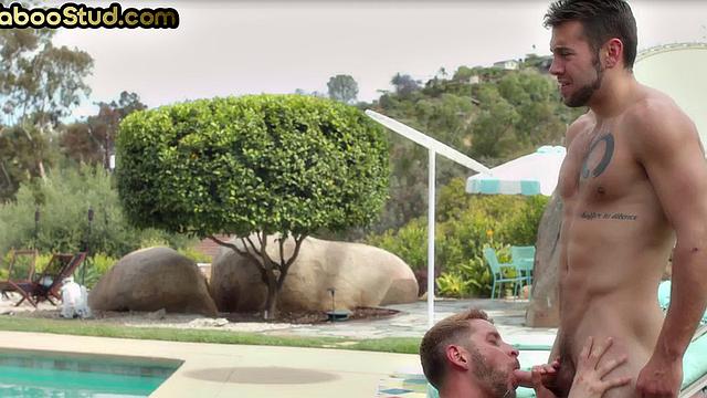 Татуированный красавчик сосёт брату на свежем воздухе и глотает сперму