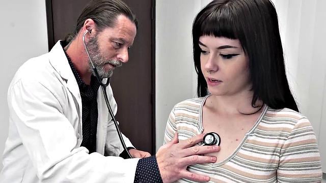 Petite alt babe pussylicked before breeding in doctor's office