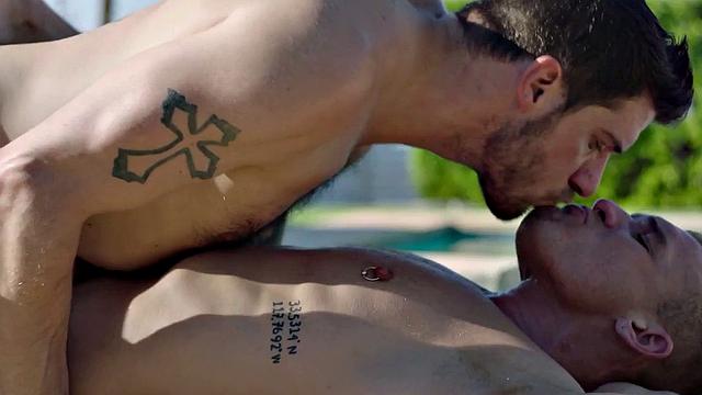 сводный брат трахается с братом на улице без гондона и заставляет умолять