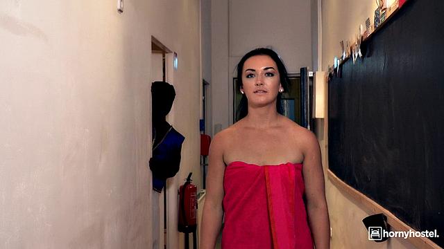 Зузу Sweet скачет на огромном черном члене в номере отеля, а Фредди Gong заливает ей задницу спермой.