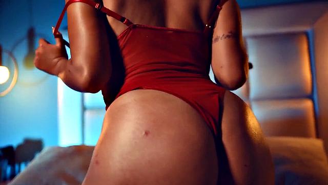 ламинированная секретарша с пирсингом дразнит упругой грудью