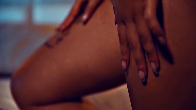 ламинированная секретарша с пирсингом дразнит упругой грудью