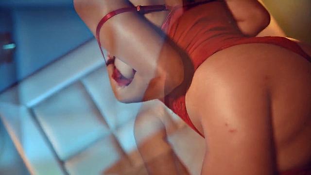 ламинированная секретарша с пирсингом дразнит упругой грудью