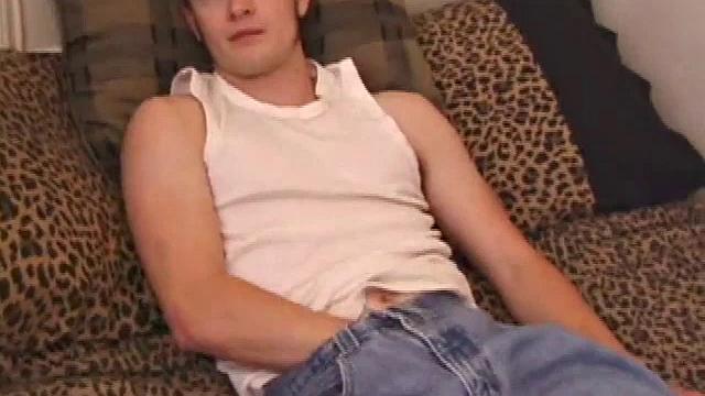 Lex Python мощно дрочит на камеру, сперма брызжет на весь экран.