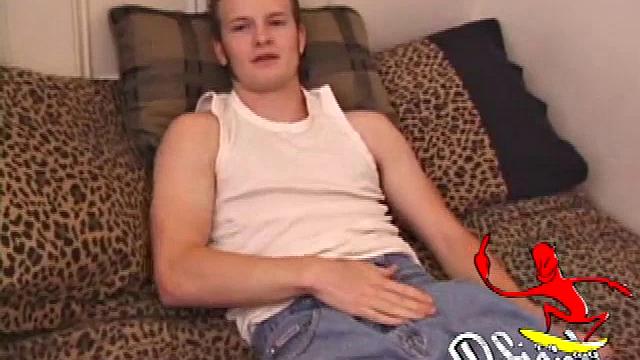 Lex Python мощно дрочит на камеру, сперма брызжет на весь экран.