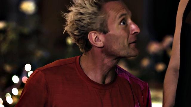 Отчим и ещё один парень трахают падчерицу в анал в троём