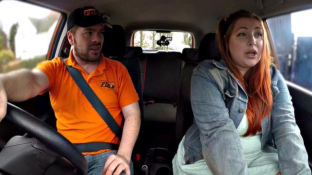 огненная рыжая с жирной жопой скачет на хую инструктора прямо в тачке