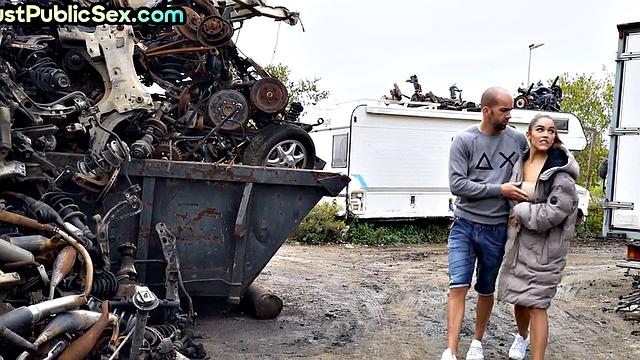 показывает класс на публике: скачет и получает в жопу под аплодисменты