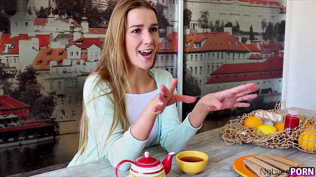 Алексис Кристал показывает родинку и скачет на члене незнакомца