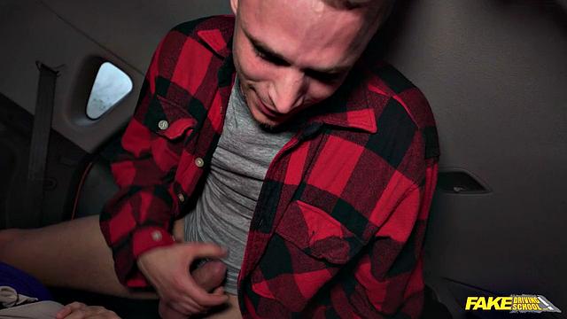 Кристал Свифт соблазняет ученика огромными сиськами прямо в машине