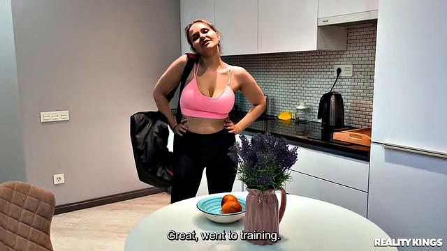 Mary Candy после тренировки дает парню в жопу и получает кремпай от Purple Jin в постели.