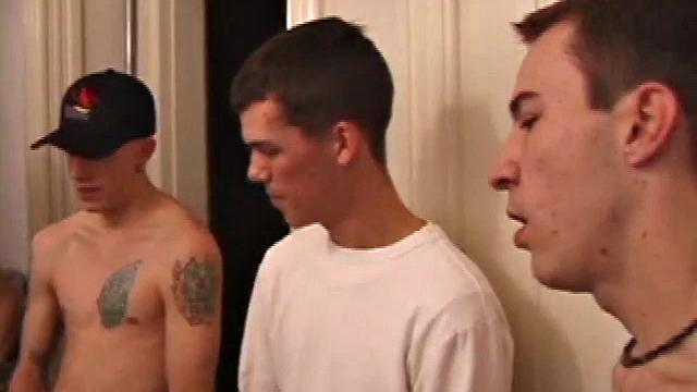 Торк возвращается домой, а парни обкончали его всего