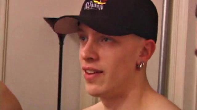 Торк возвращается домой, а парни обкончали его всего