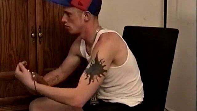 Прямолинейный Маршалл дрочит ради денег и притворяется гетеро, но шутки уже в сторону - тут только гей-контент с юмором и наличкой в руках.