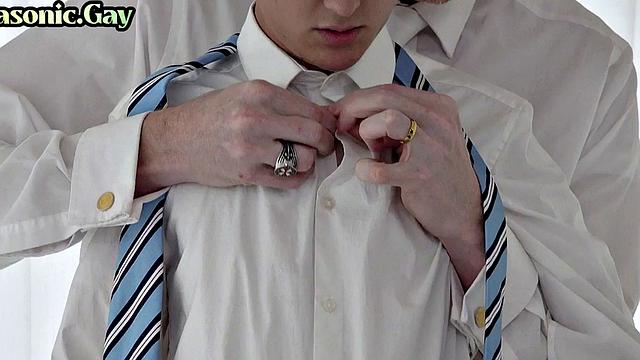 солидный мэн в белом костюме жёстко трахает худого твинка в попку