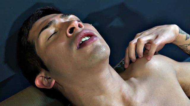 Gaydaddy barebacks 21-year-old Latin bottom until cumshot pleasure