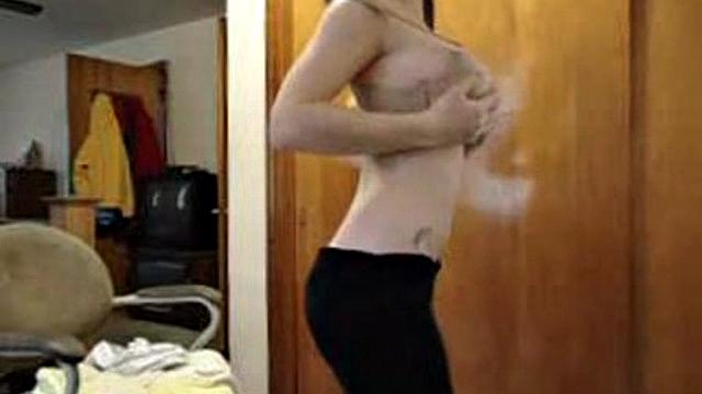 Сексуальная подруга с огромной грудью рвет в постели