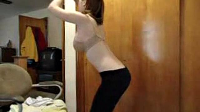 Сексуальная подруга с огромной грудью рвет в постели