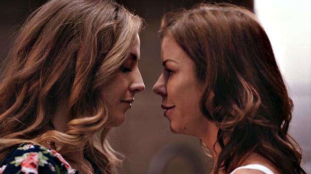 Stepteen practices kissing on milf before oral