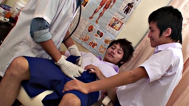 Twink pkeasing doctor in 3some at hospital