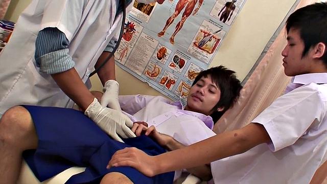 Twink pkeasing doctor in 3some at hospital