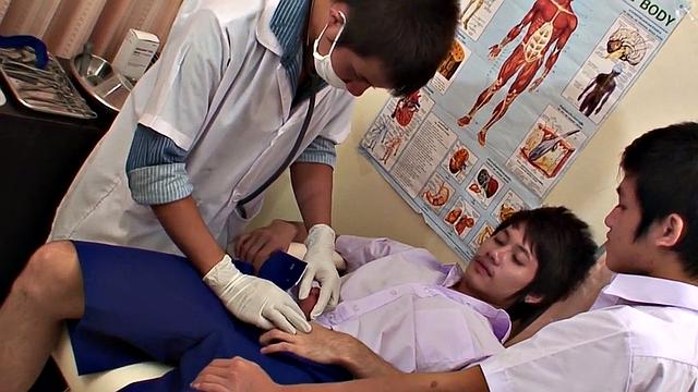 Twink pkeasing doctor in 3some at hospital