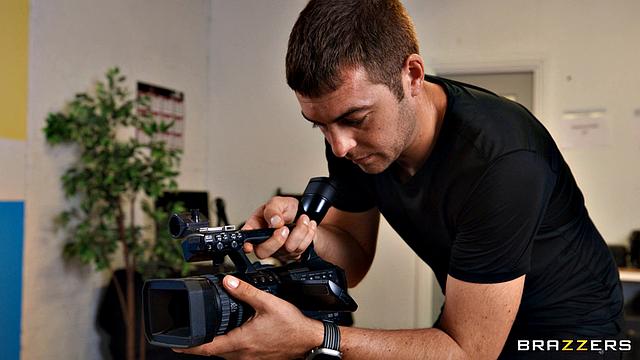 Сапфира Астрея сначала лижет киску Бет Беннет, потом доводит Дэнни D до оргазма прямо в эфире утреннего шоу.