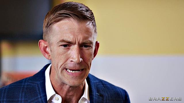 Сапфира Астрея сначала лижет киску Бет Беннет, потом доводит Дэнни D до оргазма прямо в эфире утреннего шоу.