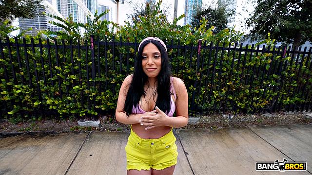 Гиги Стар согрелась деньгами и трахом в фургоне с Дон Суданом, сперма на лице за хорошие бабки.