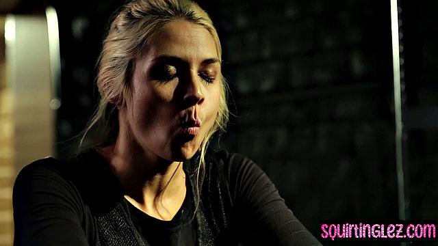 Две волосатые подруги мнут друг другу грудь и вылизывают киски - фетиш в чулках и с юмором.