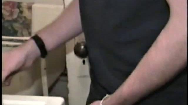 Домашняя дрочка в прачечной, сперма на полу