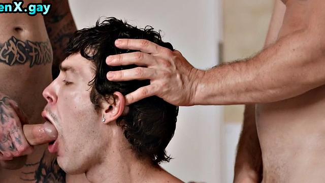 Manly stud bareback cocksucking in 3some action